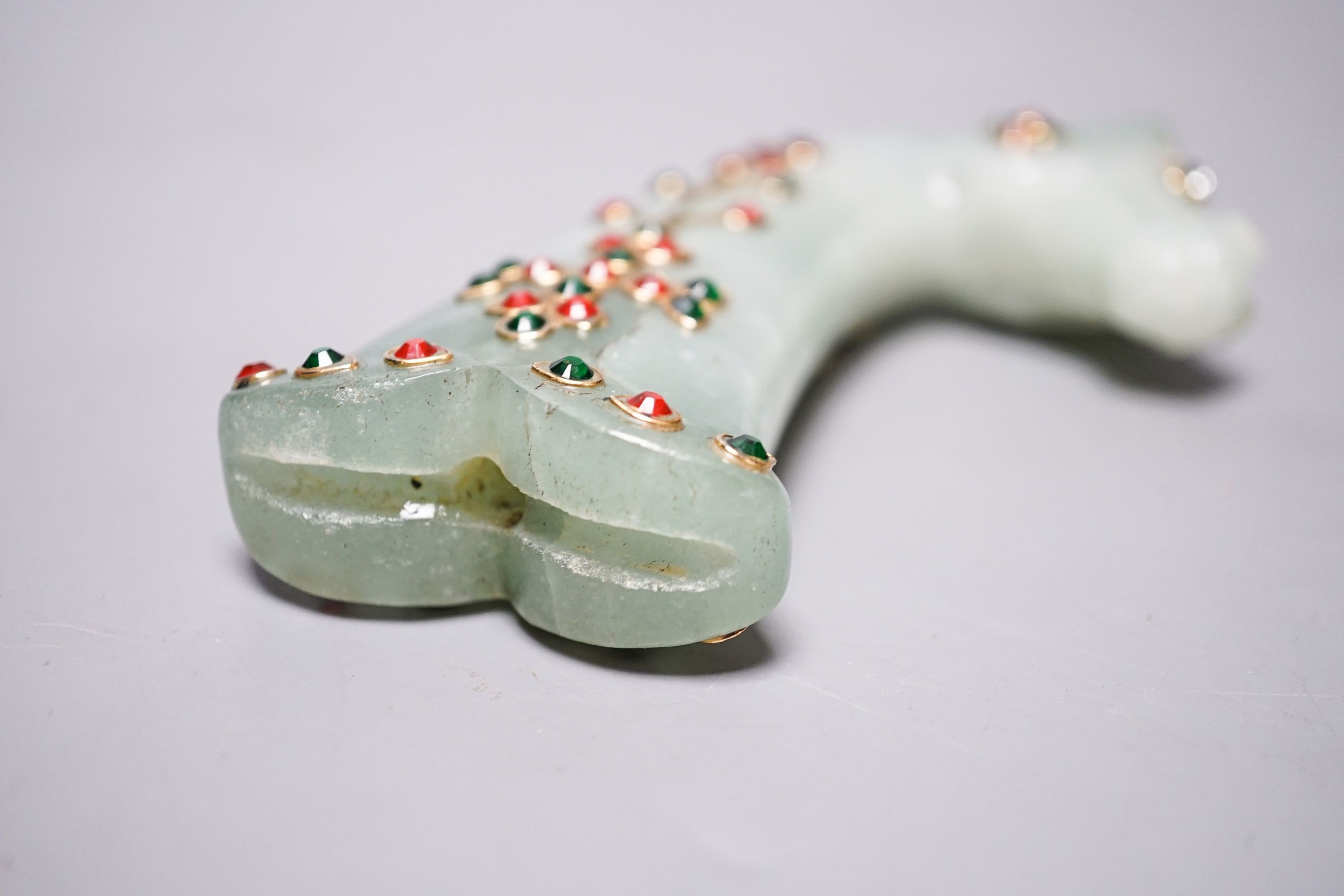 A Mughal style hardstone handle 13.5cm
